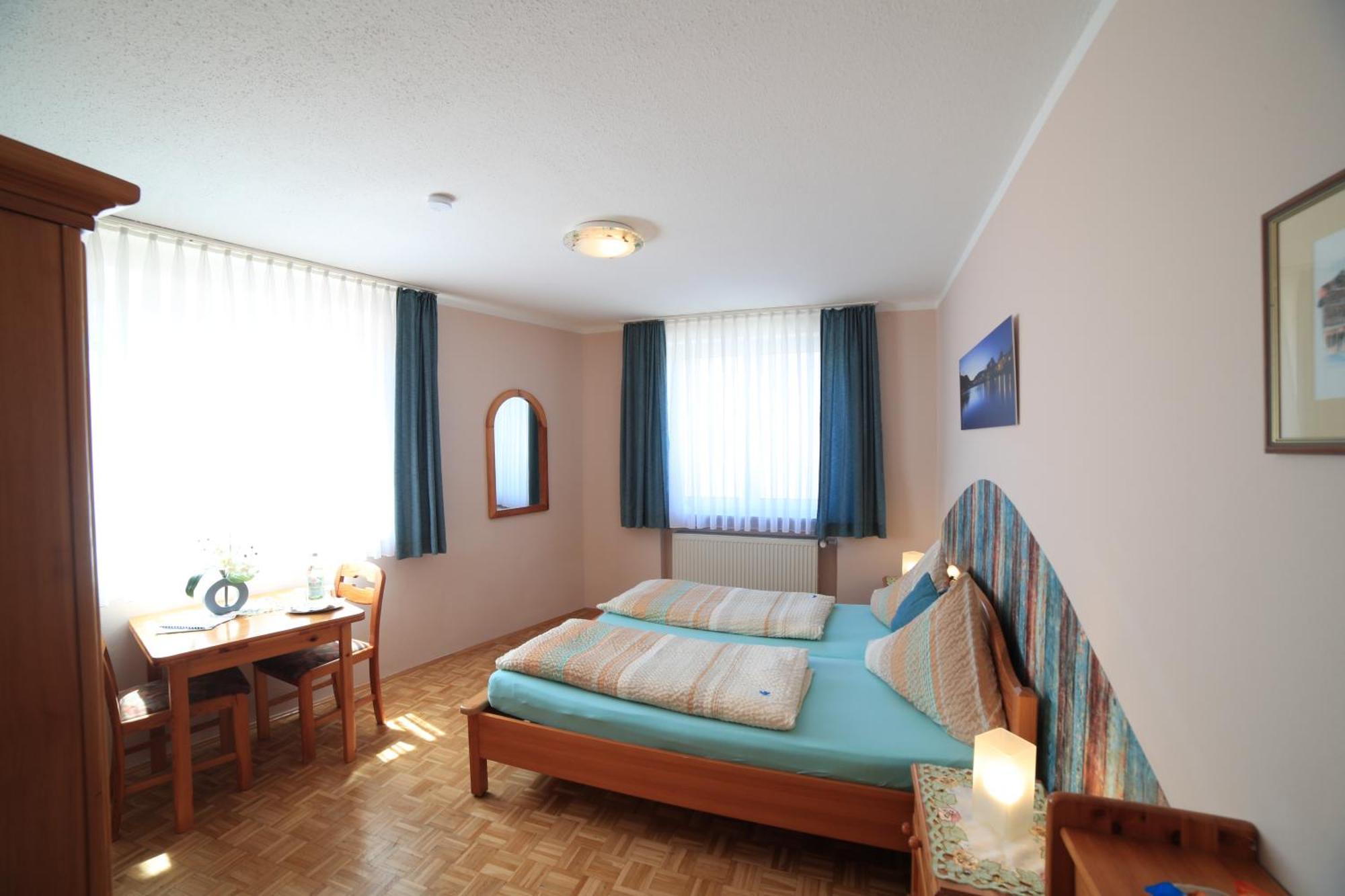 Cafe Am Donautor Hotel Kelheim Bagian luar foto