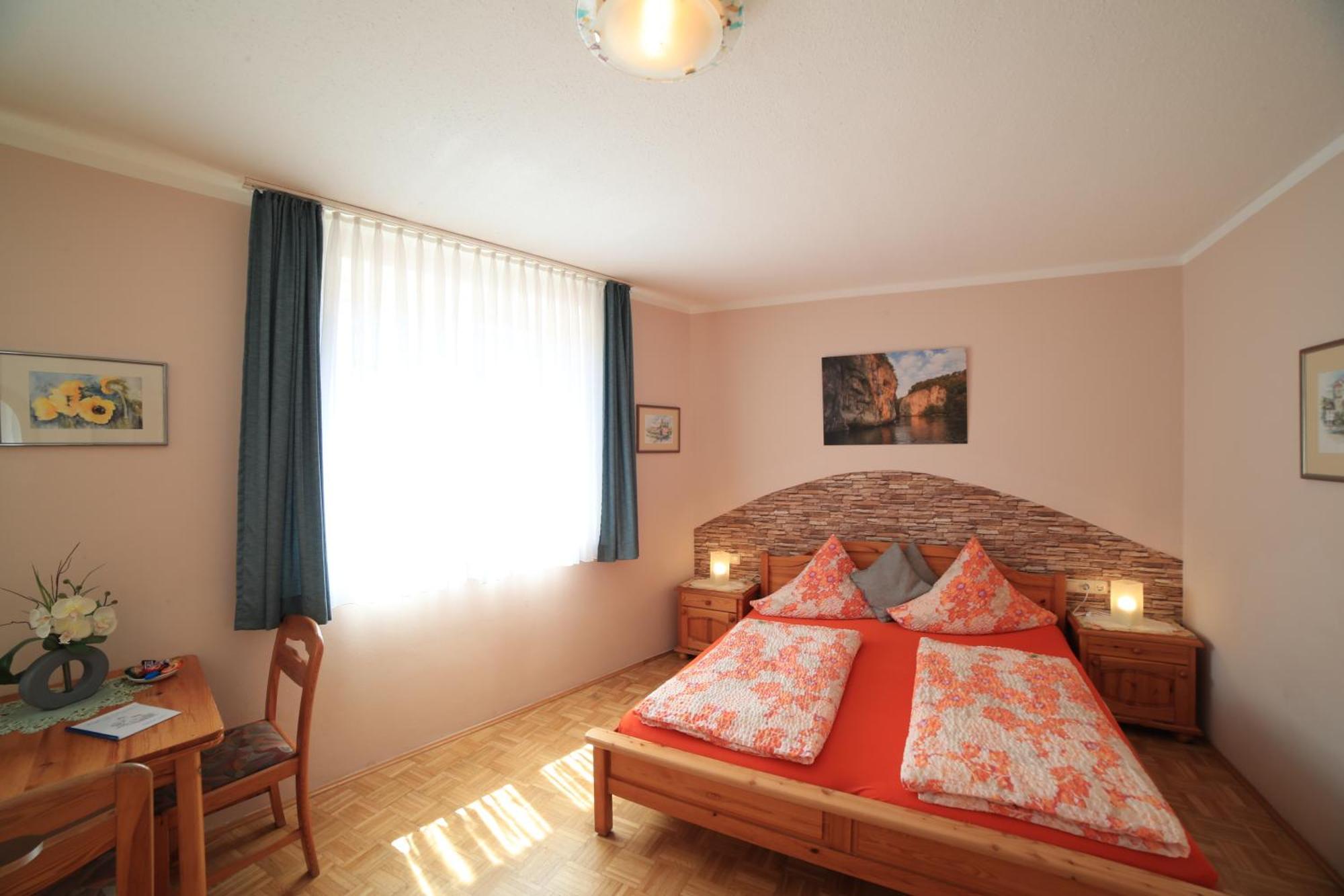 Cafe Am Donautor Hotel Kelheim Bagian luar foto